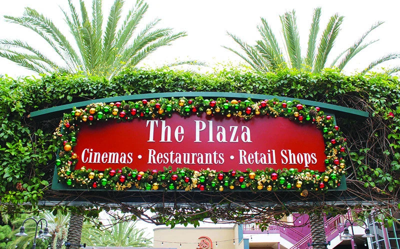 Classic Prelit Decorated Garland - 10' Length X 14" Diameter 5 Classic Prelit Decorated Garland - 10' Length X 14" Diameter - Image 3